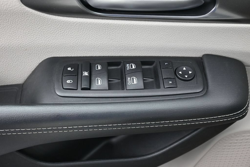 Used 2023 Chrysler Pacifica Touring-L FWD image 21
