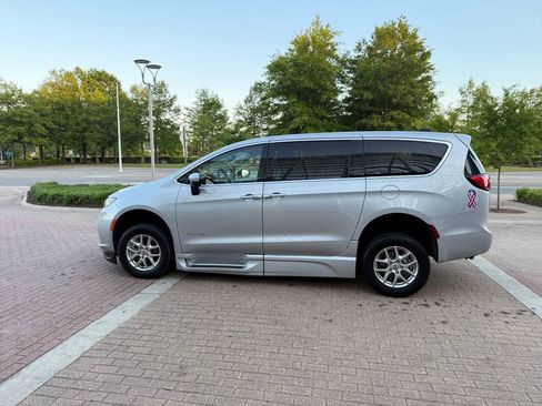Used 2023 Chrysler Pacifica Touring-L FWD image 6
