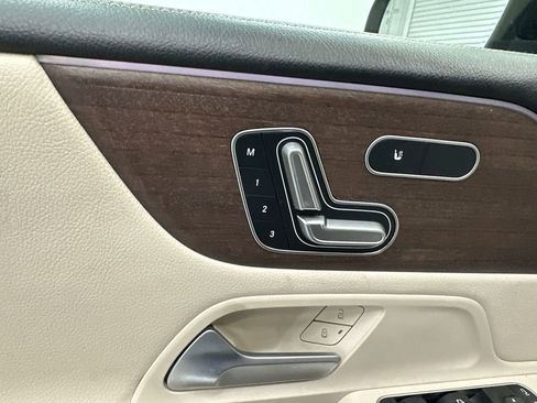 Used 2023 Mercedes-Benz GLB 250 4MATIC w/ Premium Package image 11