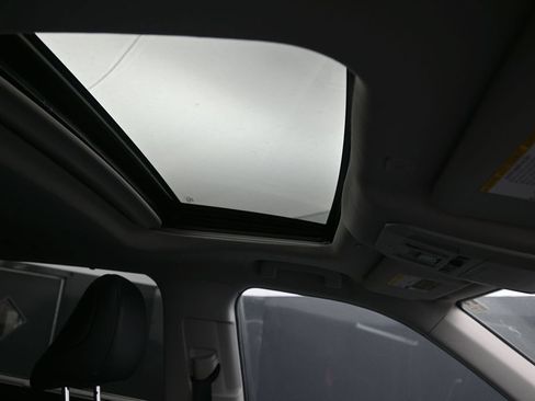 Used 2023 Toyota Highlander XLE AWD/4WD image 28