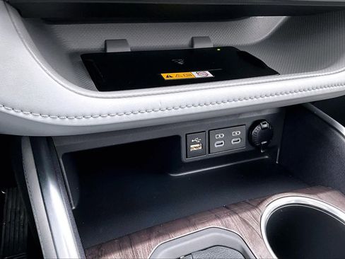 Used 2024 Toyota Highlander Platinum image 36