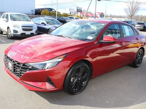 Used 2023 Hyundai Elantra SEL FWD image 2