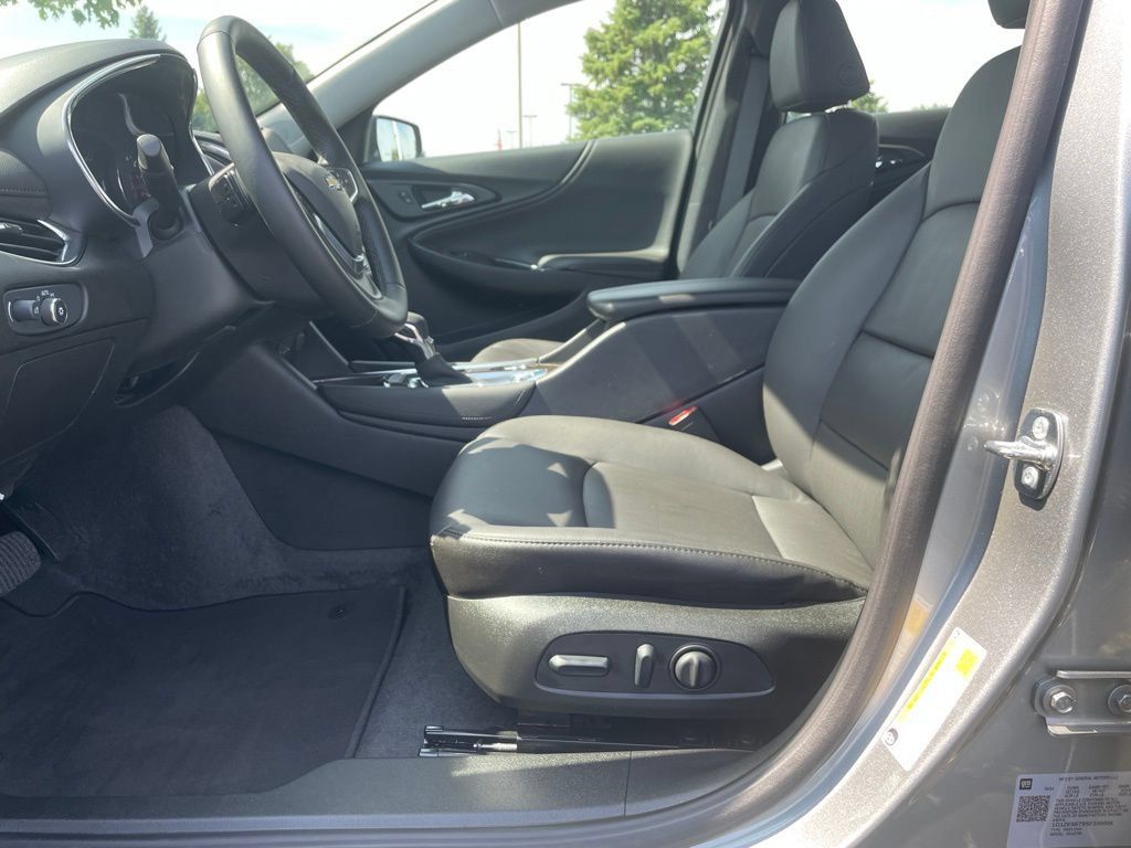 Used 2025 Chevrolet Malibu LT FWD image 13