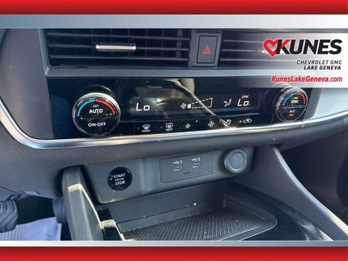 Used 2024 Nissan Rogue SV image 28