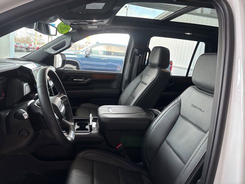 Used 2025 GMC Yukon Denali w/ Sun & Power Step Package image 8