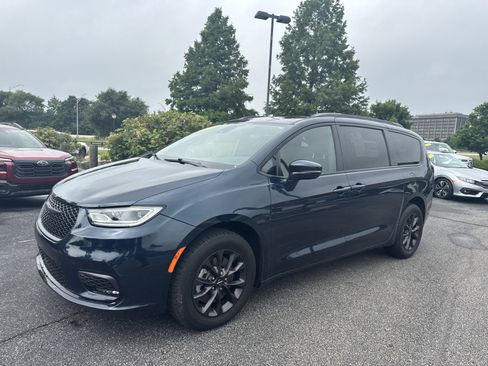 Used 2022 Chrysler Pacifica Touring-L w/ S Appearance Package AWD/4WD image 17