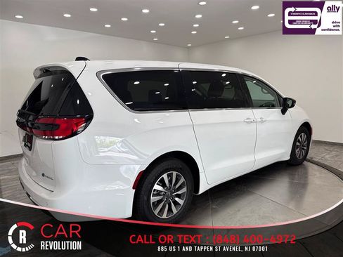 Used 2024 Chrysler Pacifica Limited FWD image 7