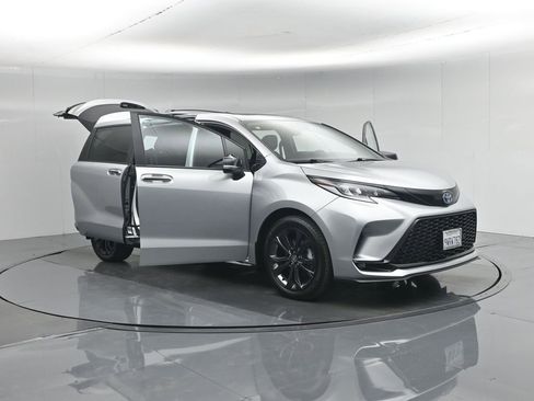 Used 2025 Toyota Sienna XSE w/ XSE Premium Package FWD image 37