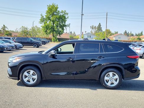 Used 2021 Toyota Highlander LE FWD image 3