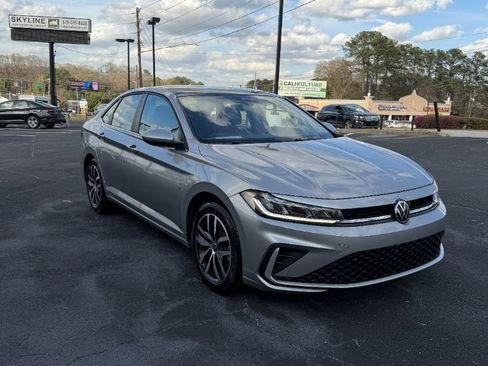 Used 2025 Volkswagen Jetta SE FWD image 3