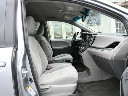Used 2017 Toyota Sienna LE image 25