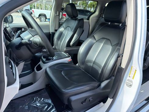 Used 2023 Chrysler Pacifica Touring-L FWD image 29
