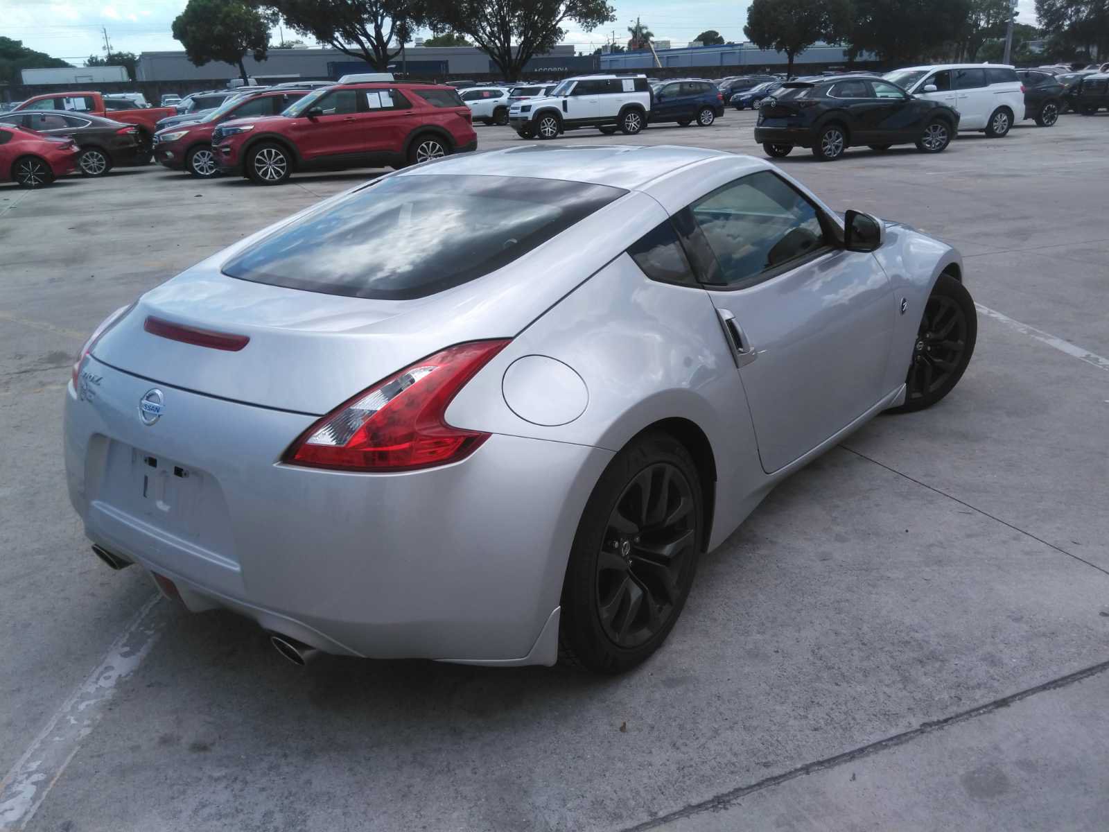 Used 2017 Nissan 370Z Coupe RWD image 11