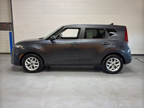 Used 2020 Kia Soul S FWD image 2