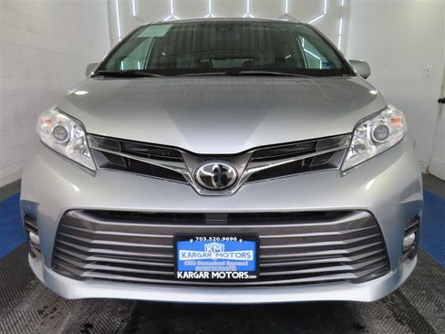Used 2020 Toyota Sienna XLE image 2