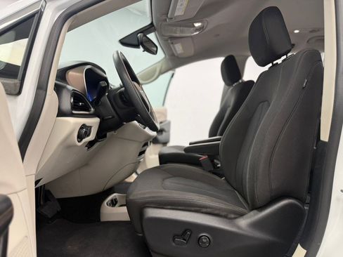Used 2017 Chrysler Pacifica Touring w/ Tire & Wheel Group FWD image 37
