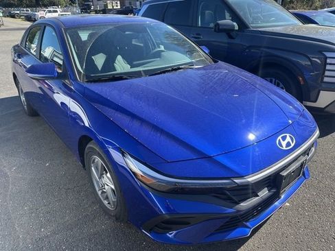 Used 2025 Hyundai Elantra SE w/ Cargo Package image 2