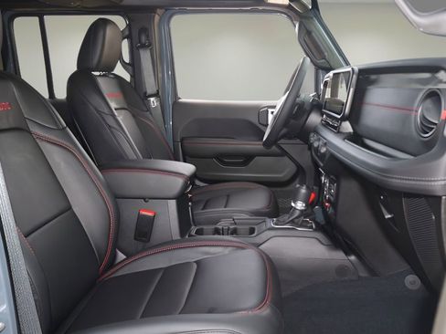 Used 2025 Jeep Wrangler Unlimited Rubicon AWD/4WD image 17