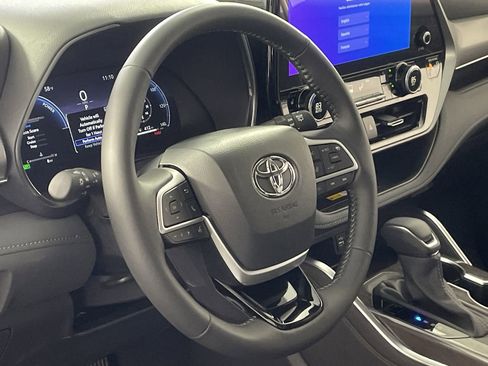 New 2026 Toyota Highlander Platinum image 22