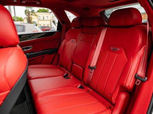 Used 2025 Bentley Bentayga image 21
