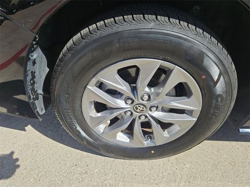 Used 2025 Toyota Sienna LE image 25