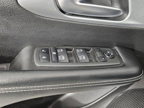 Used 2022 Chrysler Pacifica Touring-L w/ Uconnect Theater Family Group AWD/4WD image 18