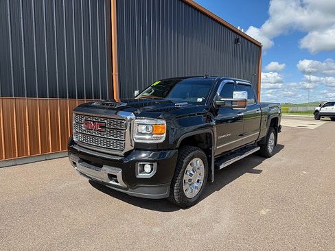 Used 2019 GMC Sierra 2500 Denali AWD/4WD image 2