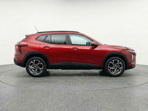 Used 2025 Chevrolet Trax LT w/ LT Convenience Package image 11