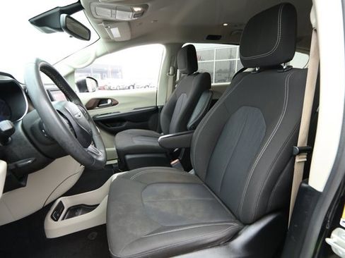 Used 2023 Chrysler Voyager LX image 23