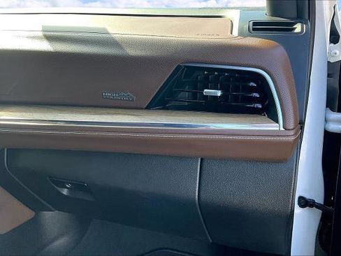 Used 2025 Chevrolet Suburban High Country image 27