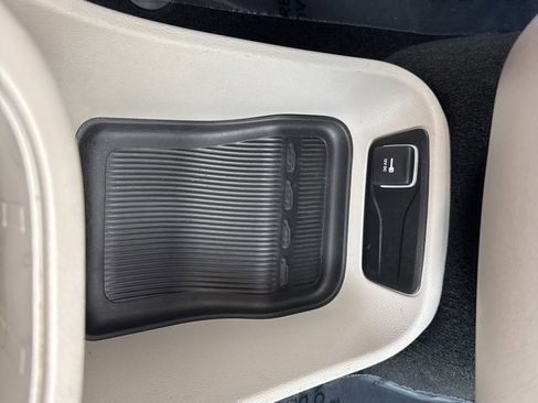 Certified 2024 Chrysler Pacifica Touring-L image 19