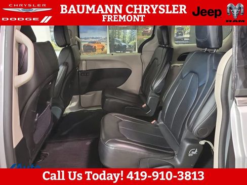 Used 2024 Chrysler Pacifica Touring-L FWD image 18