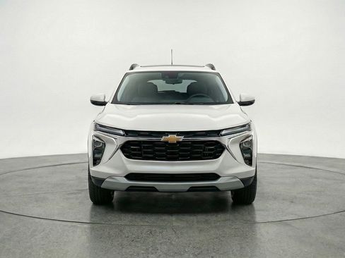 Used 2025 Chevrolet Trax LT image 2
