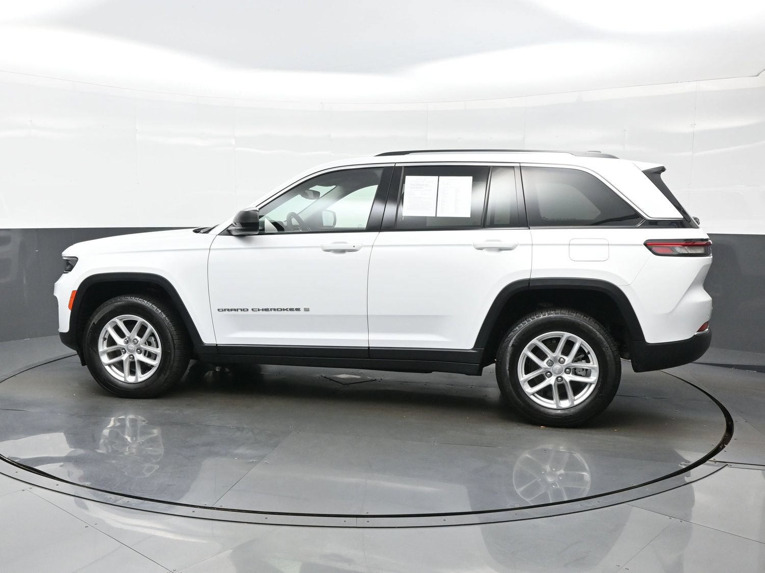 Used 2023 Jeep Grand Cherokee Laredo X AWD/4WD image 3