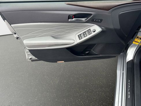 Used 2020 Toyota Avalon Limited image 16