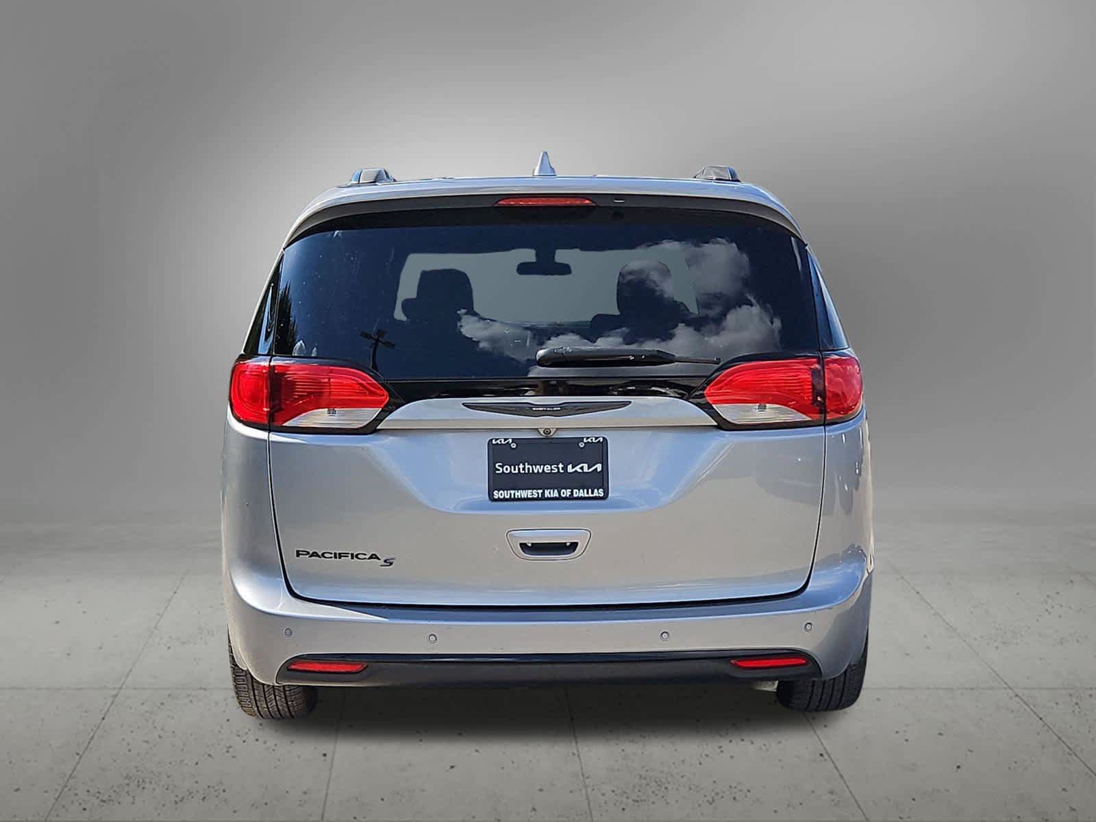 Used 2018 Chrysler Pacifica Touring Plus w/ S Appearance Package FWD image 4
