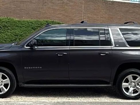 Used 2016 Chevrolet Suburban LT image 2