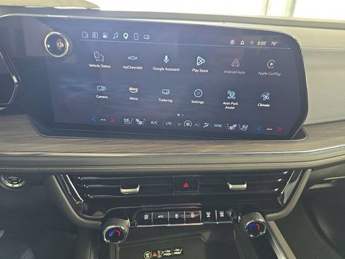 Used 2025 Chevrolet Suburban Premier AWD/4WD image 13