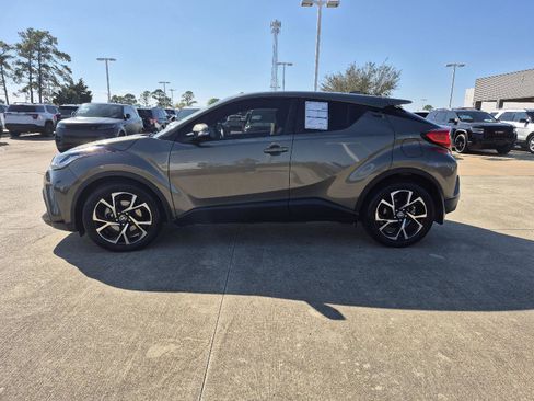 Used 2021 Toyota C-HR XLE image 2