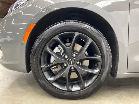 Used 2025 Chrysler Pacifica Limited w/ Uconnect Theater Family Group AWD/4WD image 11