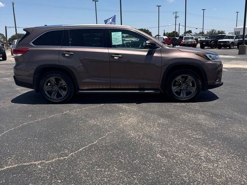 Used 2017 Toyota Highlander Limited Platinum AWD/4WD image 4