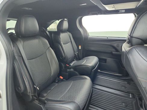 Used 2025 Toyota Sienna Limited FWD image 31