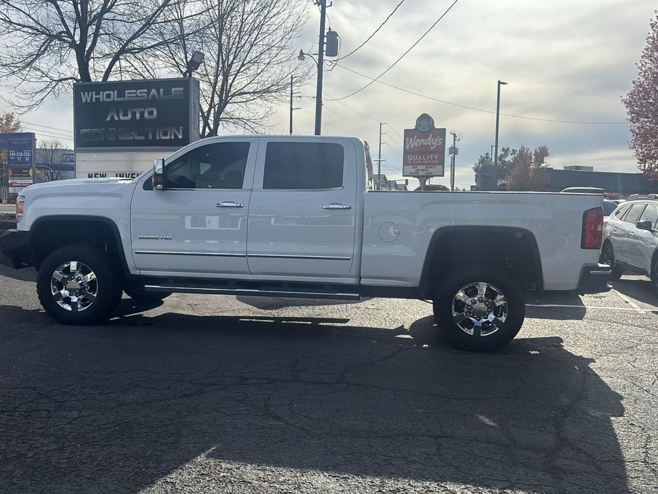 Used 2019 GMC Sierra 2500 SLT w/ Duramax Plus Package AWD/4WD image 2
