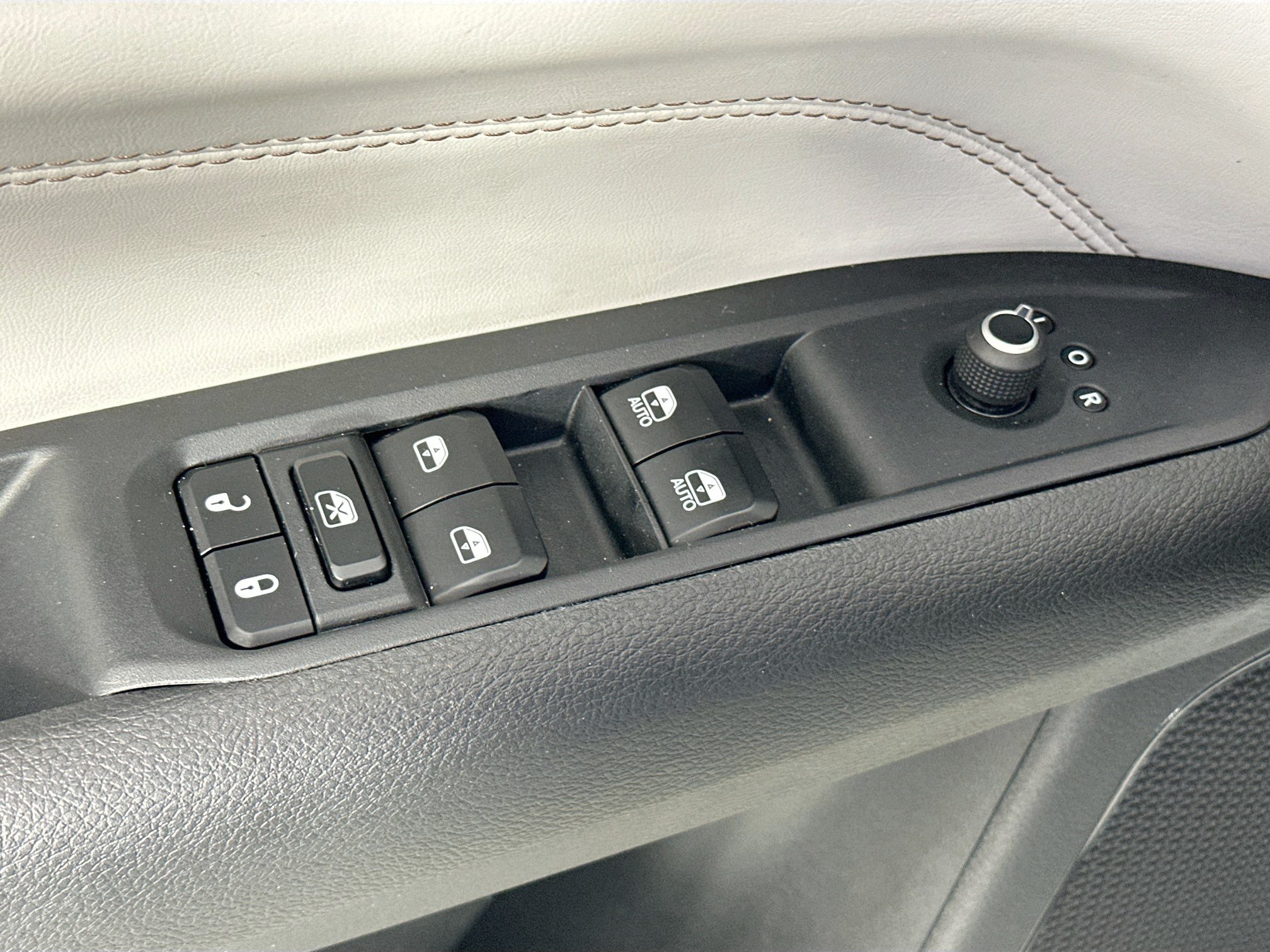 Used 2023 Jeep Compass Limited w/ Elite Group AWD/4WD image 17