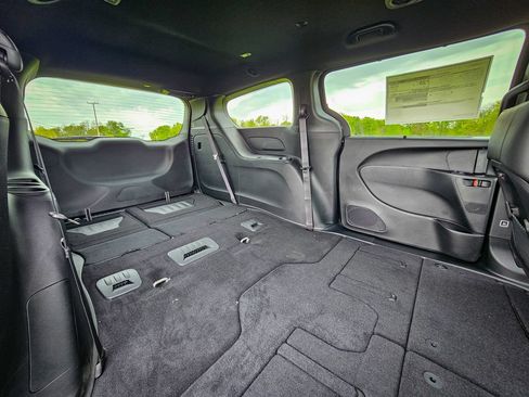 New 2027 Chrysler Pacifica Select FWD image 30