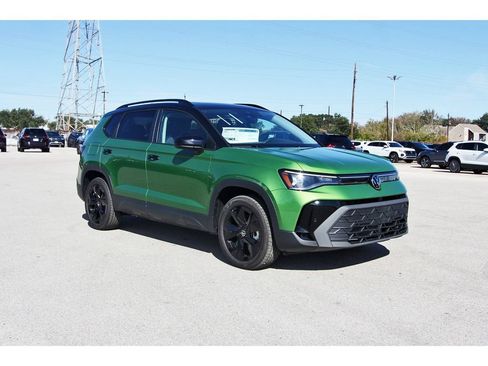 Certified 2025 Volkswagen Taos SE FWD image 1