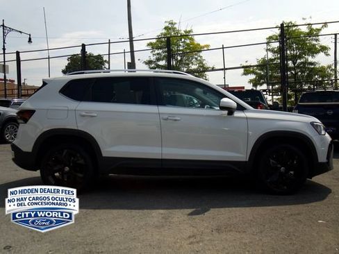 Used 2025 Volkswagen Taos SE w/ Panoramic Sunroof Package FWD image 3