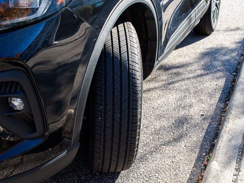 Used 2025 Ford Escape SE w/ PHEV Premium Package image 9