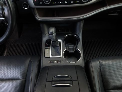 Used 2017 Toyota Highlander Limited FWD image 16