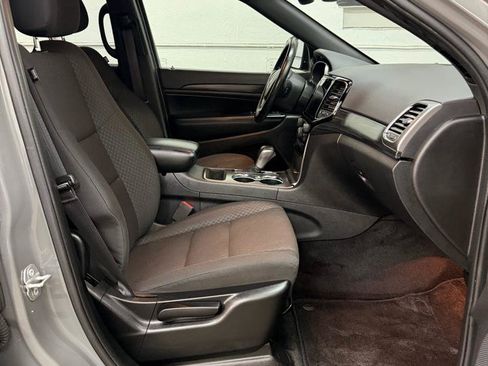 Used 2019 Jeep Grand Cherokee Laredo RWD image 35